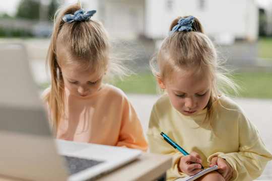Twee Meisjes Aan Het Schrijven Rh