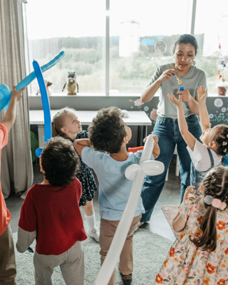 Twee Leerkrachten Bellenblazend Met Een Klas Kinderen Rh