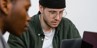 Twee Jongens Aan Hun Laptop Rh