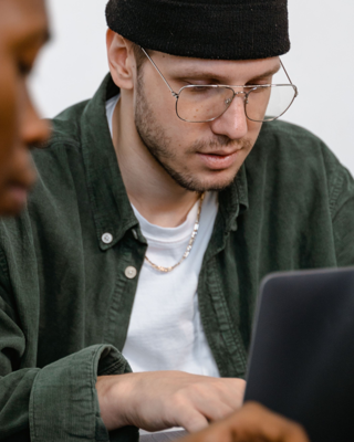 Twee Jongens Aan Hun Laptop Rh