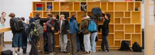 Groep Leerlingen In Inkomhal School Rh