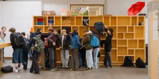 Groep Leerlingen In Inkomhal School Rh