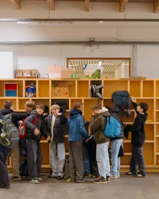 Groep Leerlingen In Inkomhal School Rh