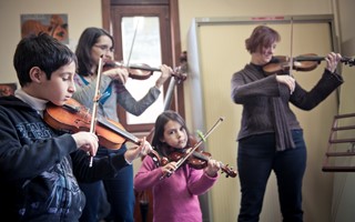1 kind - lokaal - muziek spelen - deeltijds kunstonderwijs - samenwerken - horizontaal - JD - begeleiding.jpg