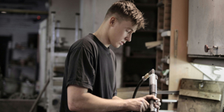 Jongeman Met Boormachine Aan Het Werk Rh