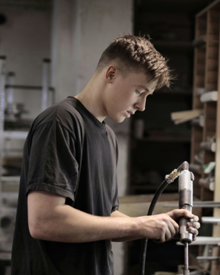 Jongeman Met Boormachine Aan Het Werk Rh