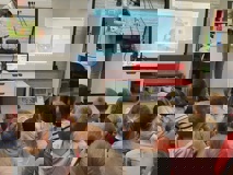 Raymonda Leest Op Afstand Voor Aan De Kleuters Van GO Basisschool De Driesprong In Maldegem