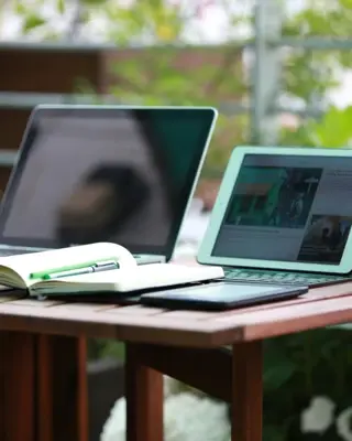 Smartphone Computers En Handboeken Op Bureau Rh