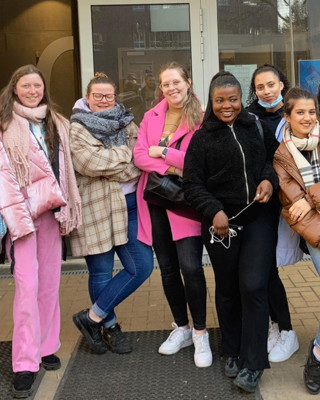 Een Aantal Leerlingen Samen Met Hun Leerkracht Bij De Start Van De Week Van De Zorg Rh