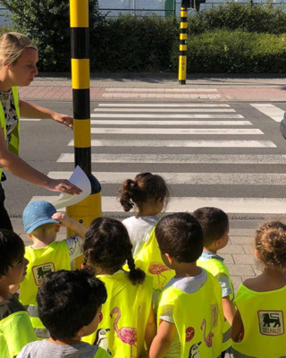Leerlingen Basisschool De Puzzel Met Juf In Fluovestjes Voor Het Zebrapad