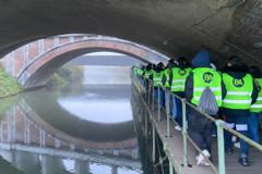 Leerlingen Op Wandel Onder Een Brug
