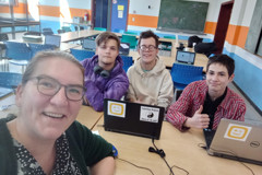 Jongens Aan De Computer Met Juf Rh