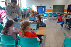 Meisjes Aan De Computer Rh