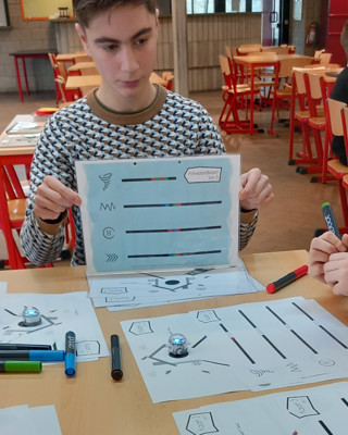 Drie Jongens Tekenen Schema's Aan Tafel Rh