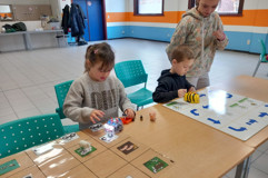 Kinderen Aan Tafel Met Schema's En Beebot Rh2