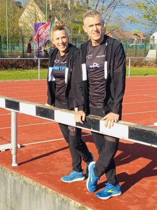 Broer En Zus In Sportoutfit Voor Steeplehindernis