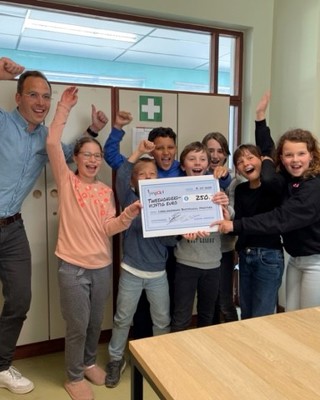 Klas Uit GO! Basisschool Manitoba Met Cheque Rh