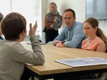AD Scholengroep Impact Pieter De Winne Met Leerlingen Aan Tafel Rh