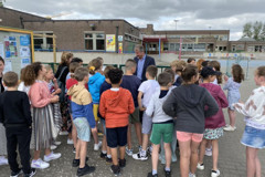 AB Omringd Door Leerlingen Uit Scholengroep Vlaamse Ardennen