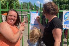 Twee Ouders En Kind Aan Schoolpoort