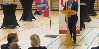 Persmoment Overdracht Buo Internaten Van Onderwijs Naar Welzijn Koen Spreekt Publiek Toe