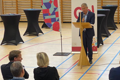 Persmoment Overdracht Buo Internaten Van Onderwijs Naar Welzijn Koen Spreekt Publiek Toe