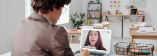 Leerkracht In Contact Met Leerling Via Computer Rh