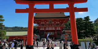 Bij Een Japanse Tempelpoort Rh