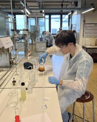 Casper F. Aan Het Werk In De Les Chemie