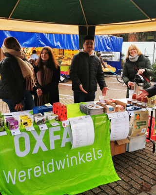 Leerlingen Met Oxfam Stand Op Markt