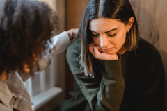 Verdrietig Meisje Met Hand Van Volwassen Vrouw Op Schouder