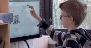 Jongen Aan Touchscreen