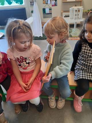 Lena Toont Trots Haar Lievelingsboekje