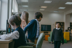 Vier Kinderen In Een Leefruimte Op School 1200X800