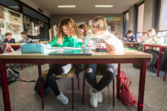 Twee Meisjes Aan Een Schoolbank 600X400