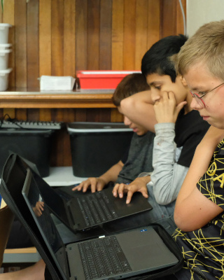 Drie Jongens Bezig Op Laptop
