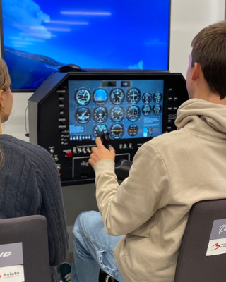 Leerlingen Aan Vluchtsimulator In Newton Room