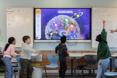 Vier Leerlingen Voor Smartboard In De Klas