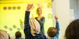 Leerlingen Met Hand In De Lucht In Klas