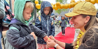 Kindjes Op Speelplaats Met Juf Die Gouden Bandje Om Hun Pols Aanbrengt 1