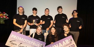 De Winnaars Met Hun Cheques