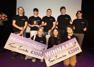De Winnaars Met Hun Cheques