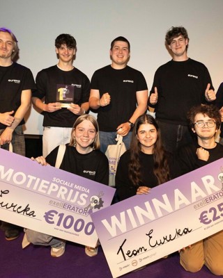 De Winnaars Met Hun Cheques