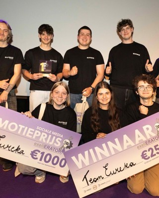 De Winnaars Met Hun Cheques