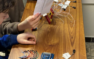 Twee Leerlingen Aan Het Ontwerpen Rh