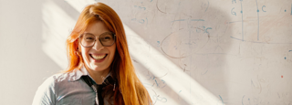 Lachende Lerares Voor Smartboard In De Klas Rh