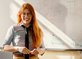 Lachende Lerares Voor Smartboard In De Klas Rh