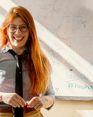 Lachende Lerares Voor Smartboard In De Klas Rh
