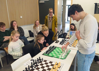 Schaken Tegen De Jongste Belgische Schaakgrootmeester Rh