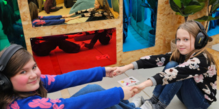 Twee Meisjes Virtueel Bootjevaren In De Zen Zone Rh